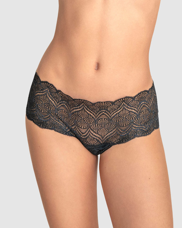Panty estilo cachetero en encaje con transparencias y bordes redondeados