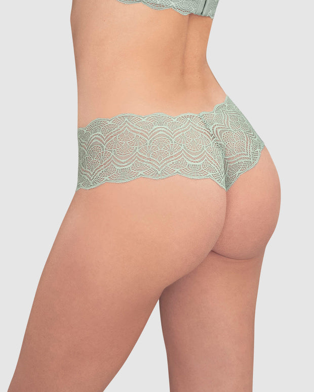 Panty estilo cachetero en encaje con transparencias y bordes redondeados