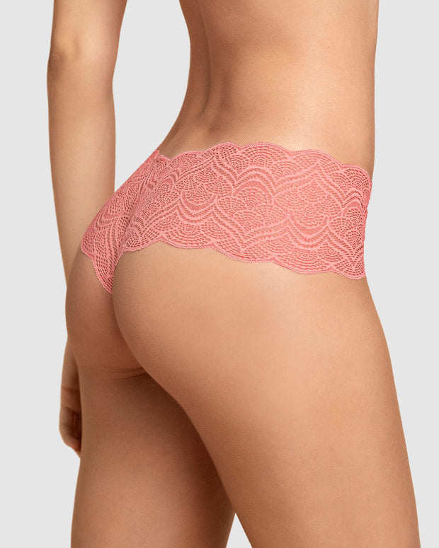 Panty estilo cachetero en encaje con transparencias y bordes redondeados