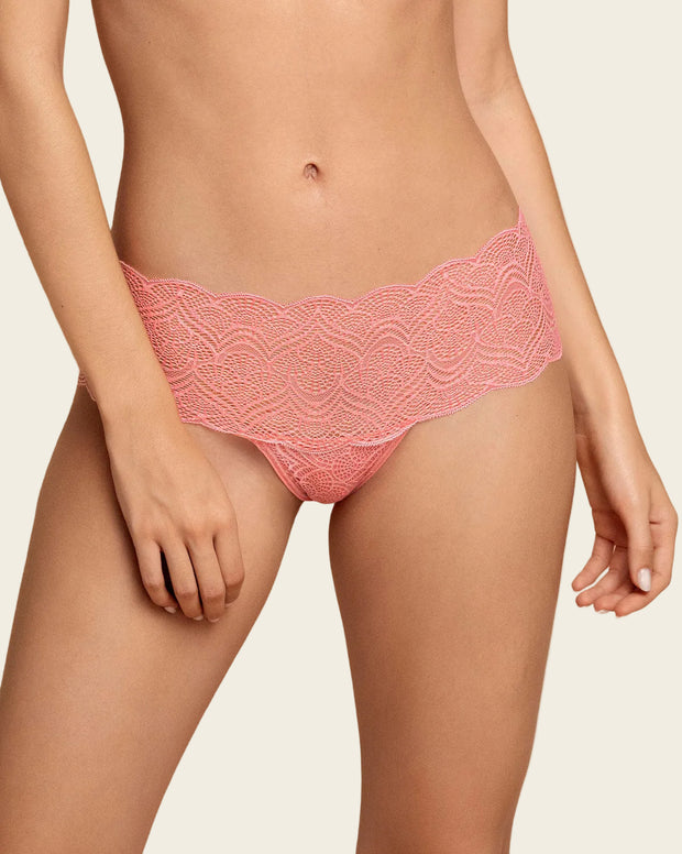 Panty estilo cachetero en encaje con transparencias y bordes redondeados
