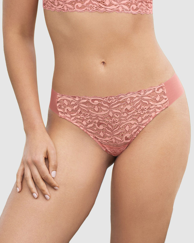 Brasilera con encaje frontal y tela invisible en glúteos