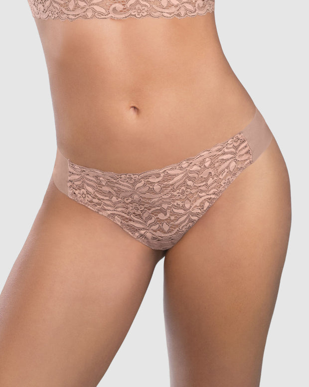 Brasilera con encaje frontal y tela invisible en glúteos