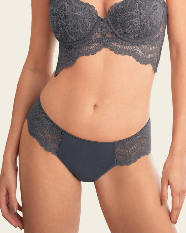 Panty cachetero, en tela lisa y encaje