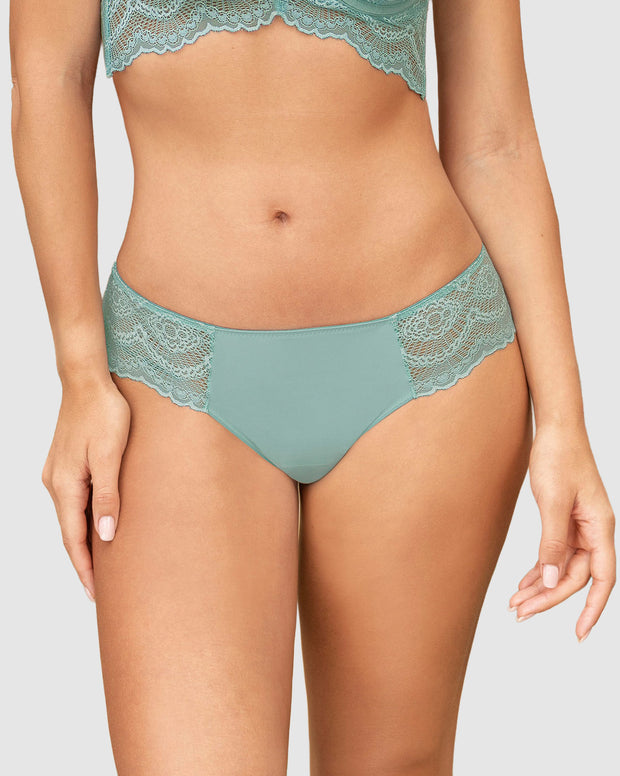 Panty cachetero, en tela lisa y encaje