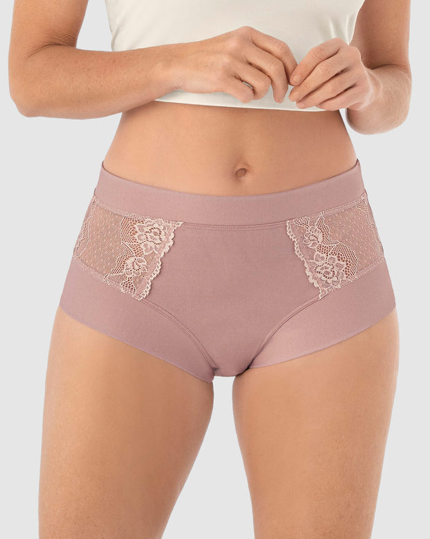 Panty clásico con detalles laterales en encaje