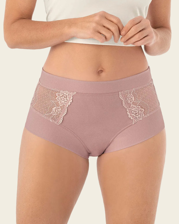 Panty clásico con detalles laterales en encaje