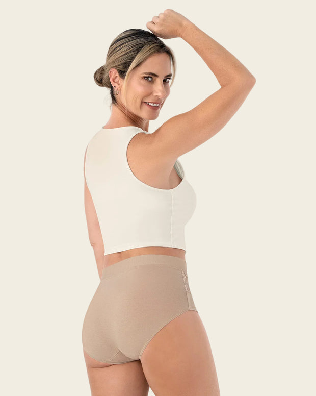 Panty clásico con detalles laterales en encaje