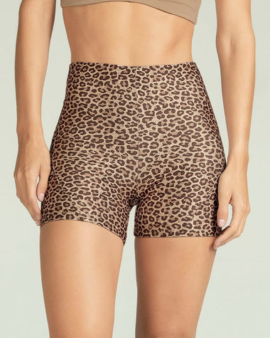 Short corto deportivo ajustado y ligero con cómodo elástico en cintura#color_b45-estampado-animal-print