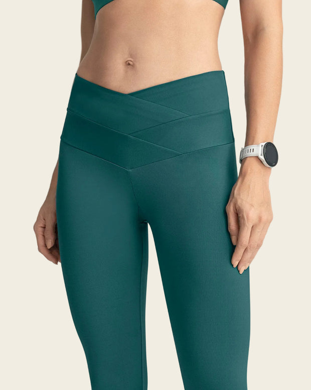 Legging deportivo de control con pretina cruzada en forma de V