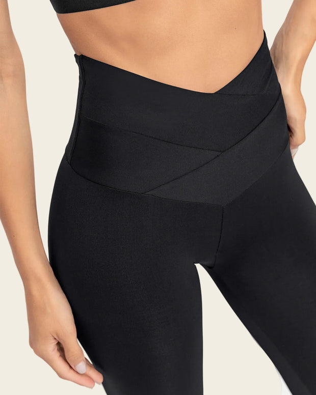 Legging deportivo de control con pretina cruzada en forma de v