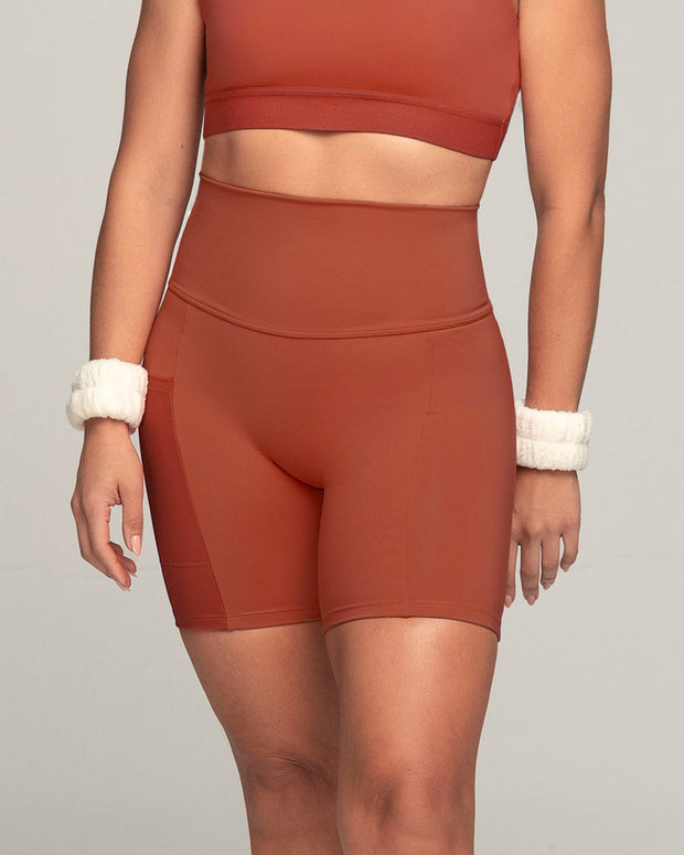 Short ciclista con bolsillo lateral y control de abdomen