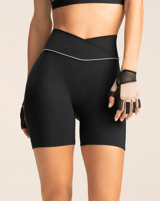 Short biker con pretina en V