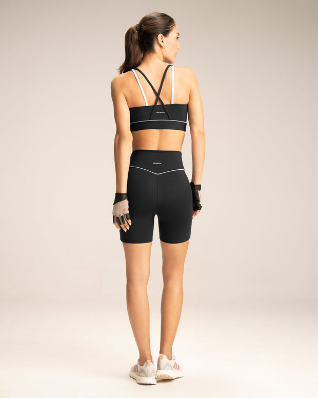 Short biker con pretina en V