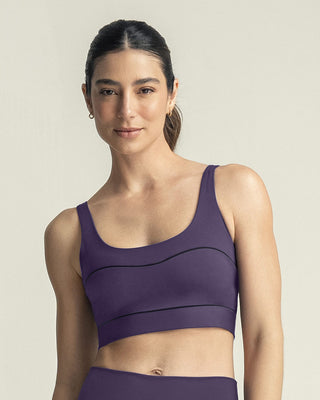 Top deportivo con cargaderas dobles en espalda#color_450-morado