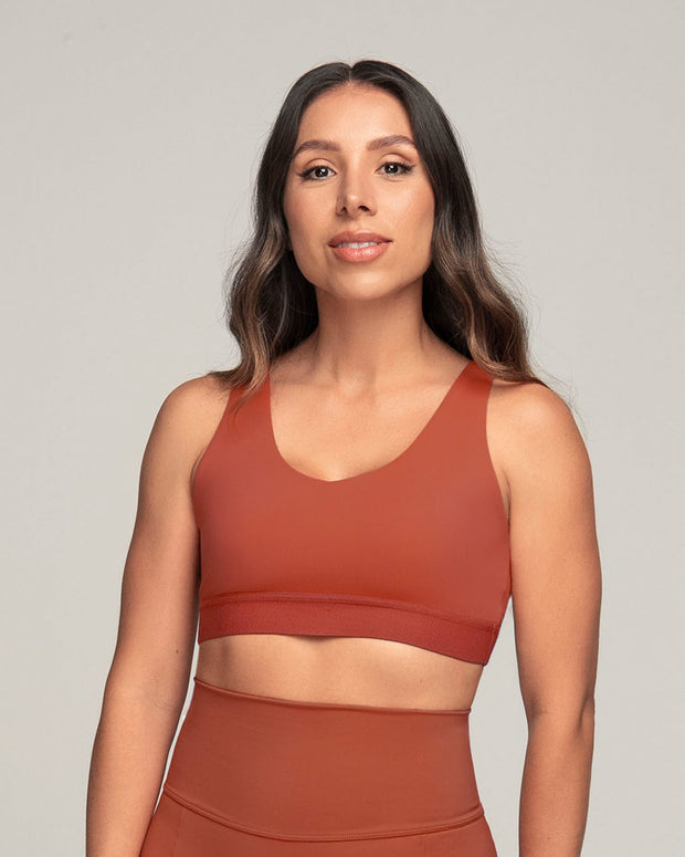 Top deportivo espalda atlética con detalles en tul