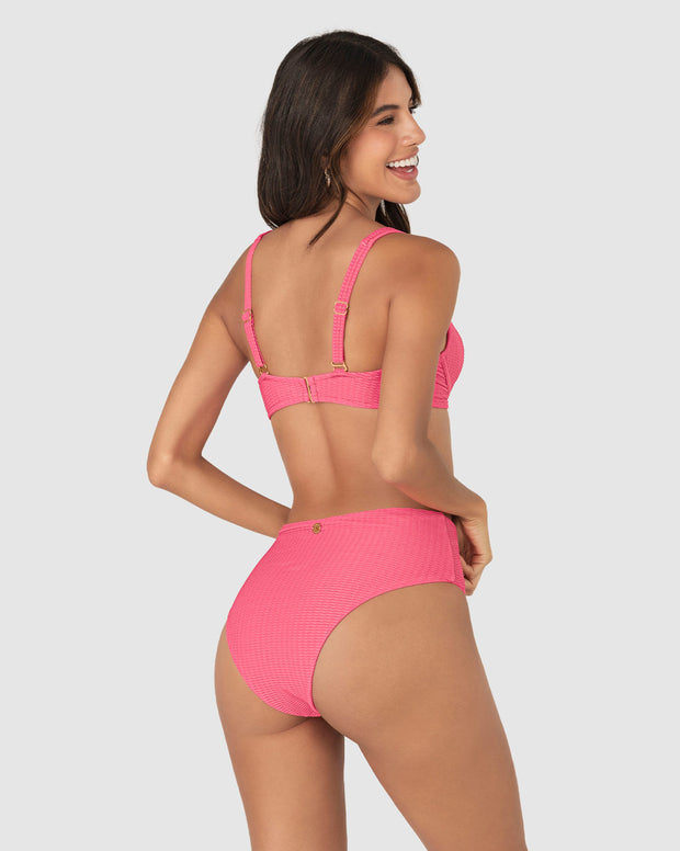 Bikini en textura acanalada con panty tiro alto y top con arcos