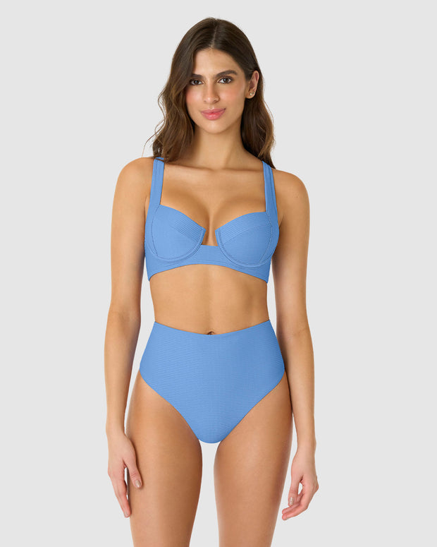 Bikini en textura acanalada con panty tiro alto y top con arcos