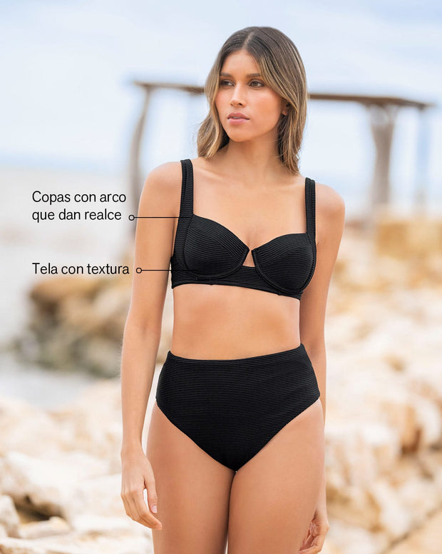 Bikini en textura acanalada con panty tiro alto y top con arcos