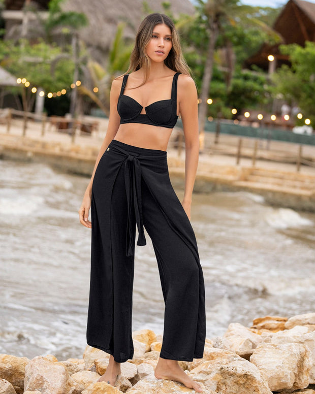 Bikini en textura acanalada con panty tiro alto y top con arcos