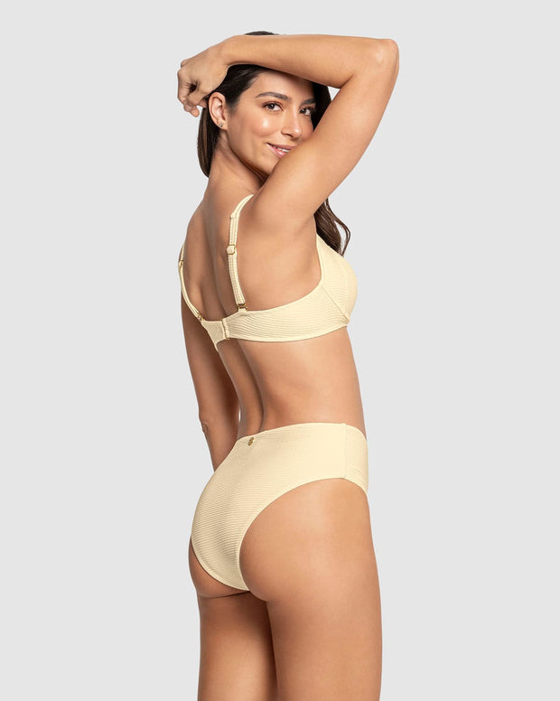 Bikini en textura acanalada con panty tiro alto y top con arcos