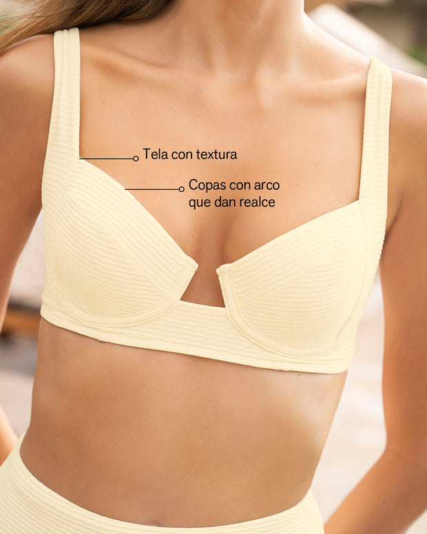 Bikini en textura acanalada con panty tiro alto y top con arcos