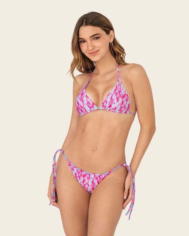 Bikini estampado con top triangular y panty anudable en laterales
