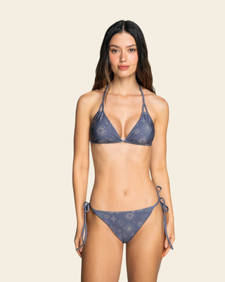 Bikini estampado con top triangular y panty anudable en laterales#color_b47-estampado-azul