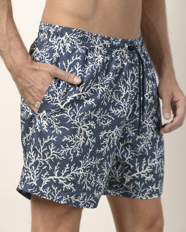 Pantaloneta de baño masculina con práctico bolsillo al lado derecho