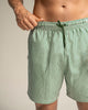 Pantaloneta de baño masculina con práctico bolsillo al lado derecho#color_a78-estampado-rayas-verdes