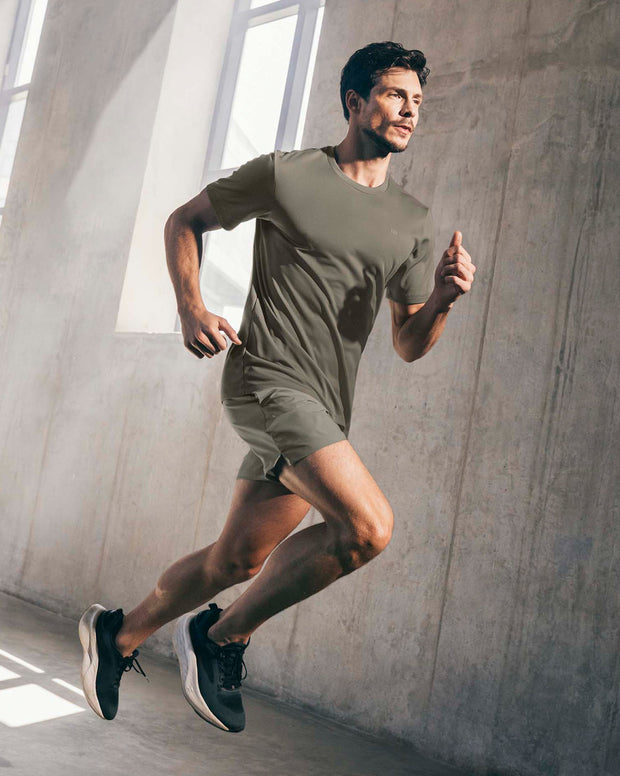 Camiseta deportiva masculina semiajustada de secado rápido