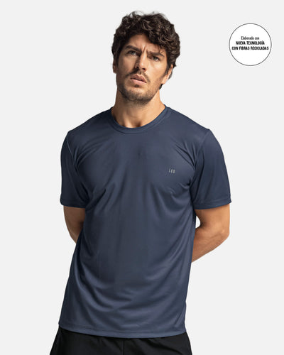 Camiseta deportiva con tela texturizada que permite el paso del aire#color_457-azul-oscuro