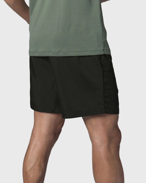 Pantaloneta deportiva con acabado antifluidos y bolsillos funcionales
