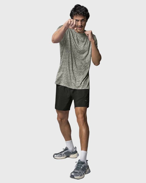 Pantaloneta deportiva con acabado antifluidos y bolsillos funcionales