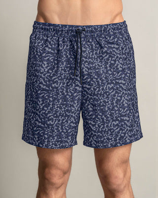 Pantaloneta deportiva con bolsillos funcionales#color_a63-estampado-animal-print