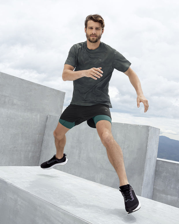Pantaloneta deportiva con bolsillo lateral con bóxer interno