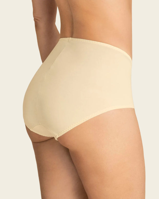 Panty clásico de control suave con toques de encaje en abdomen