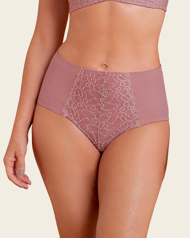 Panty clásico de control suave con toques de encaje en abdomen