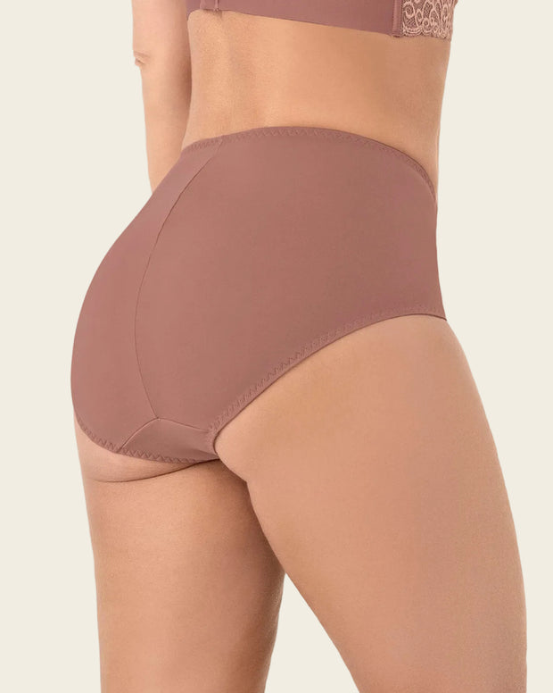 Panty clásico de control suave con toques de encaje en abdomen