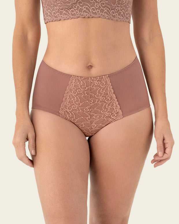 Panty clásico de control suave con toques de encaje en abdomen