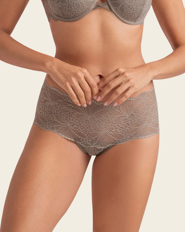 Panty estilo cachetero elaborado en encaje