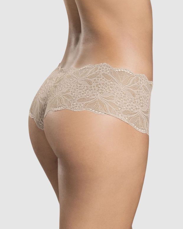 Panty estilo cachetero elaborado en encaje