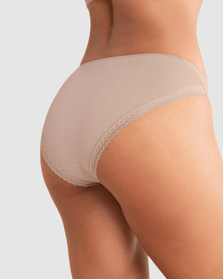 Panty tipo bikini con encaje decorativo en piernas#color_802-cafe-claro