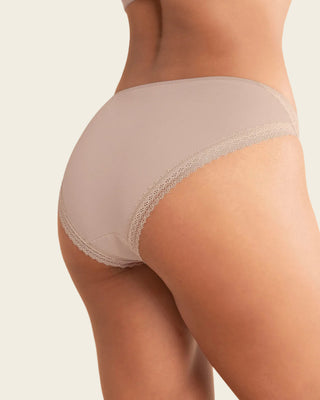 Panty tipo bikini con encaje decorativo en piernas#color_802-cafe-claro