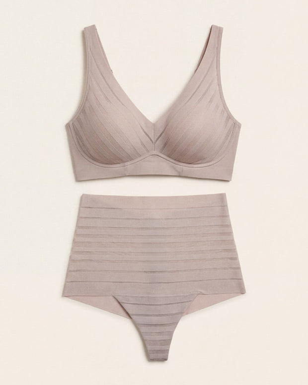 Free-Support bra + Panty brasilera tiro alto de control en Café Claro