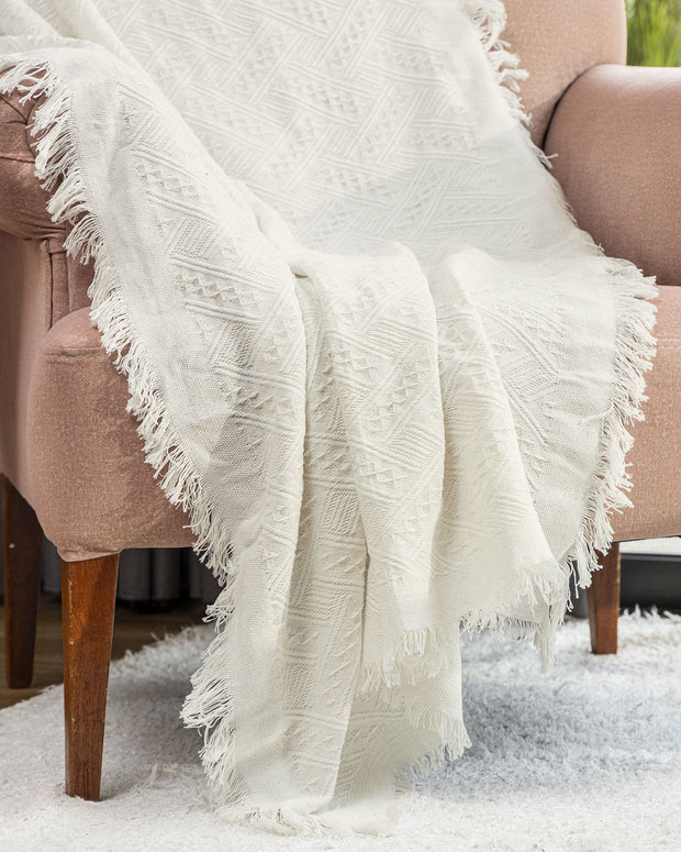 Manta multiusos con flecos en el borde