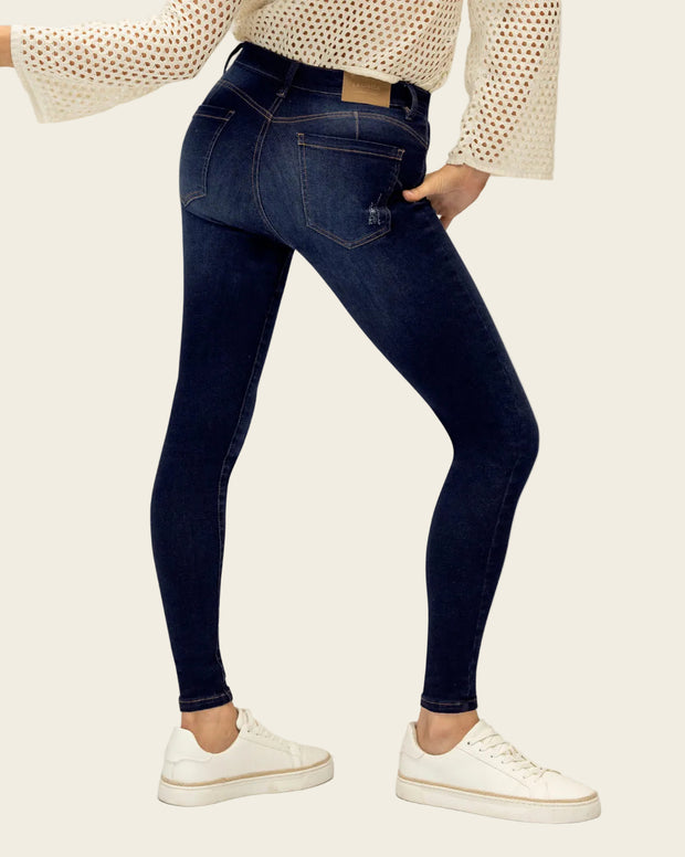Jean skinny levanta cola
