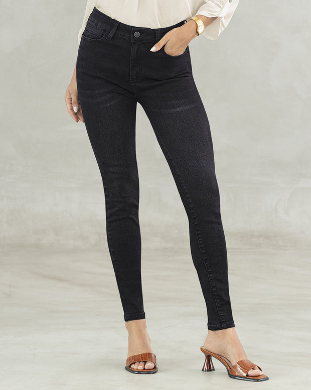Jean skinny levanta cola