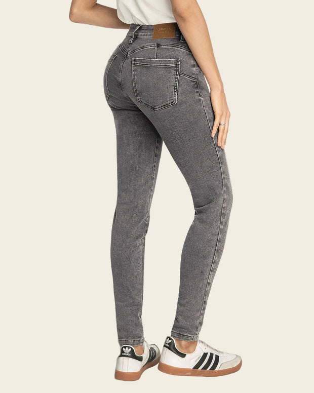 Jean skinny levanta cola