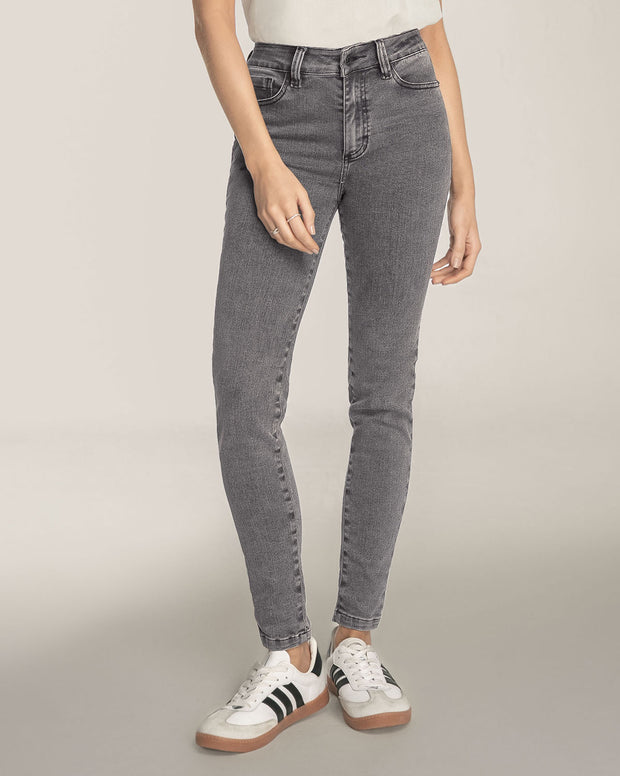 Jean skinny levanta cola