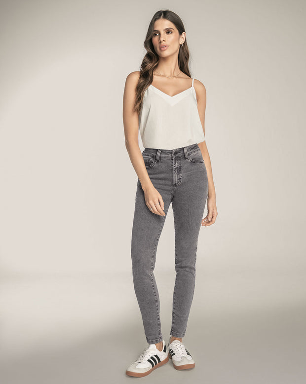 Jean skinny levanta cola